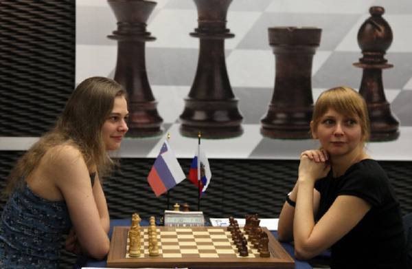 Hou Yifan closing in on victory - News - SimpleChess